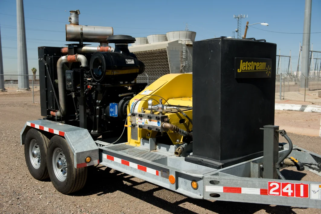 High-pressure cleaning of tanks and vessels